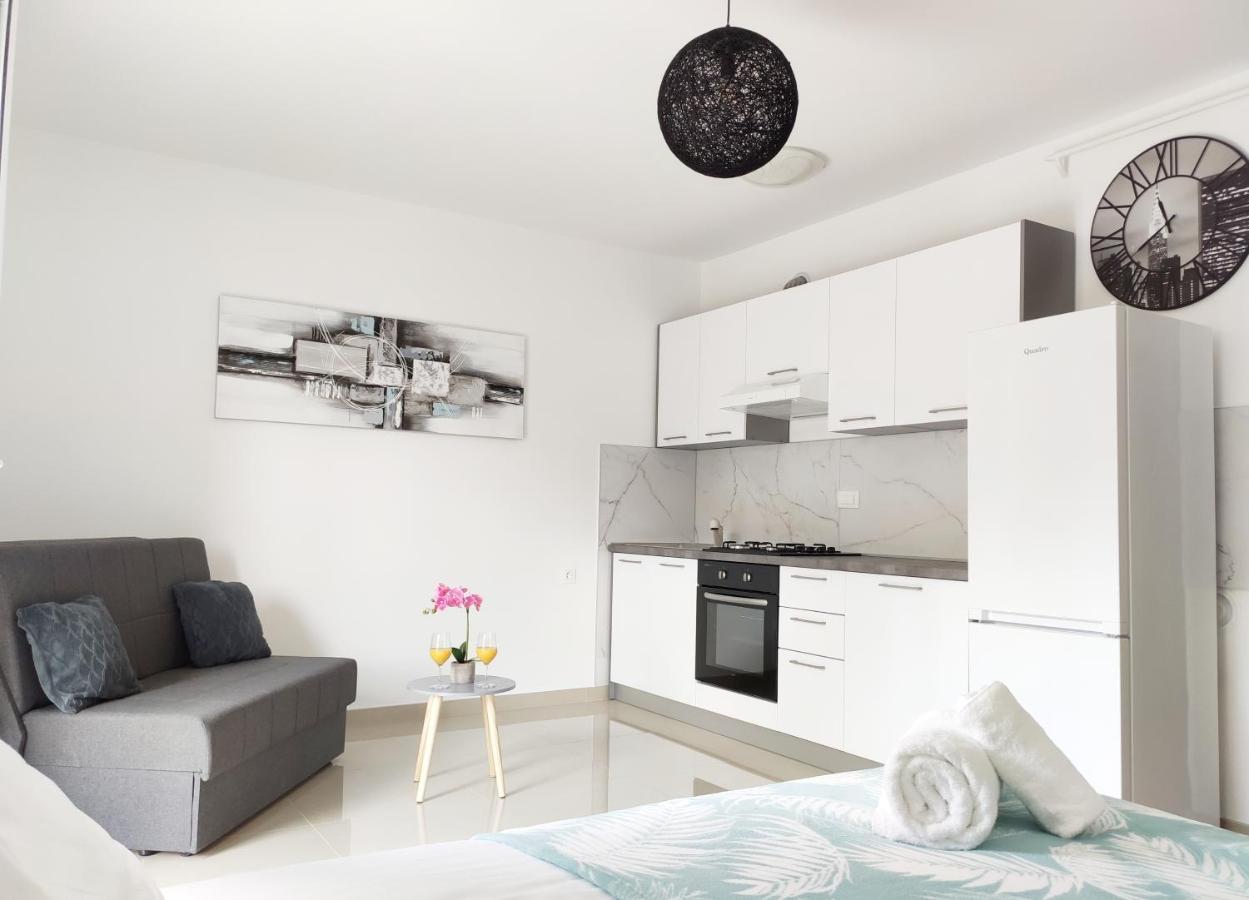 White Studio Apartman Pula Luaran gambar